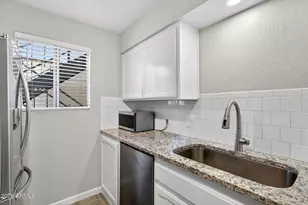 2233 E Highland Ave, Phoenix, AZ 85016 - Photo 9