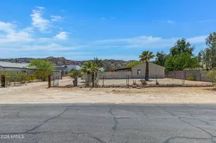 2237 E Desert Ln, Phoenix, AZ 85042 - Photo 3
