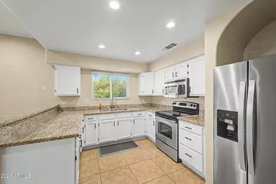 10249 N 12th Place #2, Phoenix, AZ 85020 - Photo 9