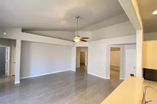 3358 E Wickieup Ln, Phoenix, AZ 85050 - Photo 9
