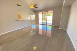 3358 E Wickieup Ln, Phoenix, AZ 85050 - Photo 7