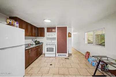 7713 E Holmes Avenue, Mesa, AZ 85209 - Photo 9