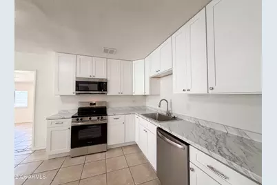 6060 W Hollyhock Drive, Phoenix, AZ 85033 - Photo 7