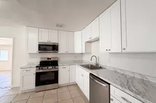 6060 W Hollyhock Dr, Phoenix, AZ 85033 - Photo 7
