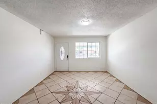 6060 W Hollyhock Dr, Phoenix, AZ 85033 - Photo 3