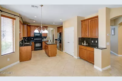 18017 W Desert Lane, Surprise, AZ 85388 - Photo 7
