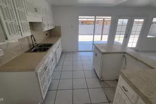 8017 W Meadowbrook Ave, Phoenix, AZ 85033 - Photo 11