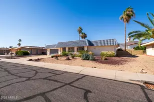 10706 W Pinion Ln, Sun City, AZ 85373 - Photo 3