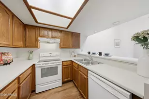 27 E Betty Elyse Ln, Phoenix, AZ 85022 - Photo 3