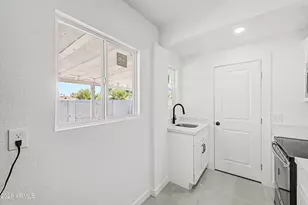 2305 W Maryland Ave, Phoenix, AZ 85015 - Photo 9