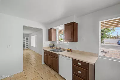 3235 W Country Gables Drive, Phoenix, AZ 85053 - Photo 3