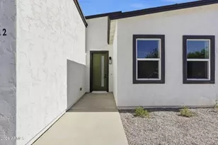 812 E Desert Dr S, Phoenix, AZ 85042 - Photo 15