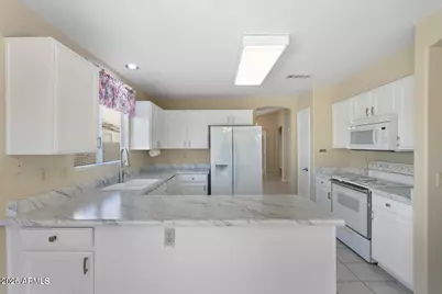 10622 W Mohawk Lane, Peoria, AZ 85382 - Photo 5