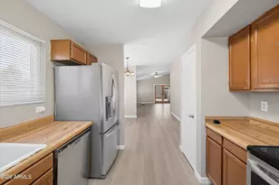 11904 N 76th Ln, Peoria, AZ 85345 - Photo 9