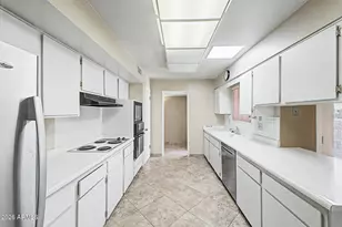 10431 W El Capitan Cir, Sun City, AZ 85351 - Photo 9