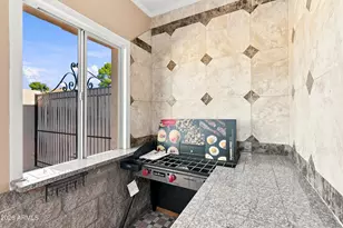 718 E Orangewood Ave, Phoenix, AZ 85020 - Photo 15