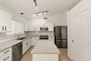 2212 E Vista Bonita Dr, Phoenix, AZ 85024 - Photo 9