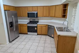 8918 W Paradise Ln, Peoria, AZ 85382 - Photo 7