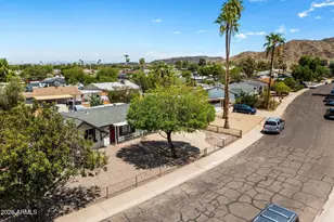 2240 W Paradise Dr, Phoenix, AZ 85029 - Photo 39