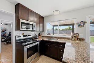 2566 E Villa Rita Dr, Phoenix, AZ 85032 - Photo 7