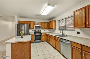 10524 W Country Club Trail, Peoria, AZ 85383 - Photo 17
