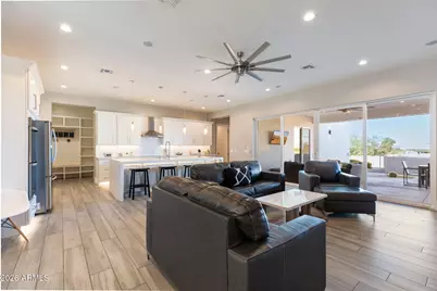 2252 E South Mountain Avenue, Phoenix, AZ 85042 - Photo 9