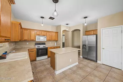 6611 S 25th Drive, Phoenix, AZ 85041 - Photo 11