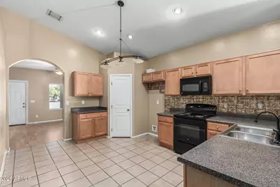 2513 W Novak Way, Phoenix, AZ 85041 - Photo 3