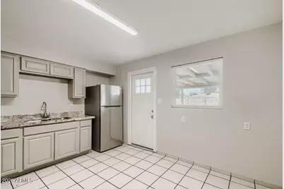 2818 W Echo Lane W, Phoenix, AZ 85051 - Photo 9
