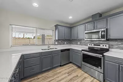 10217 N 37th Avenue, Phoenix, AZ 85051 - Photo 9