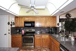 19046 N Lakeforest Dr, Sun City, AZ 85373 - Photo 17