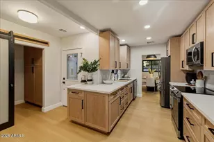 2038 E Cheery Lynne Rd, Phoenix, AZ 85016 - Photo 3