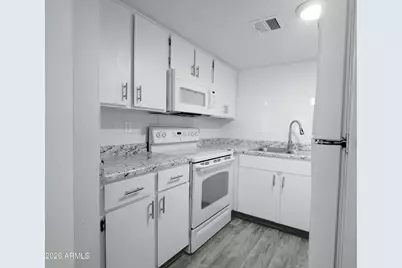 2690 N 43rd Avenue #D, Phoenix, AZ 85009 - Photo 9