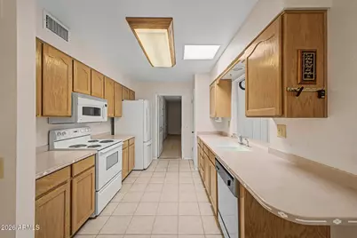 16022 N Lakeforest Drive, Sun City, AZ 85351 - Photo 9