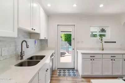 2534 E Meadowbrook Avenue, Phoenix, AZ 85016 - Photo 9
