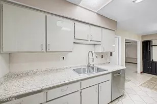 10060 W Royal Oak Rd, Sun City, AZ 85351 - Photo 15