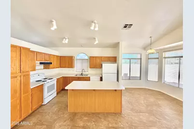 13896 W Wilshire Drive, Goodyear, AZ 85395 - Photo 7