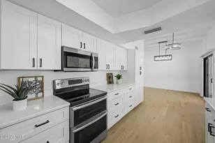 11001 W Granada Dr, Sun City, AZ 85373 - Photo 13