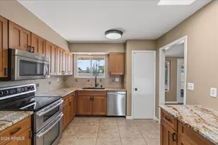 10317 W Floriade Dr, Sun City, AZ 85351 - Photo 9
