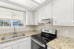 332 W Kerry Ln, Phoenix, AZ 85027 - Photo 9