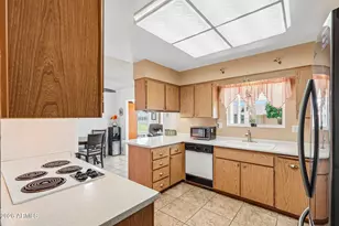 10343 W Prairie Hills Cir, Sun City, AZ 85351 - Photo 11