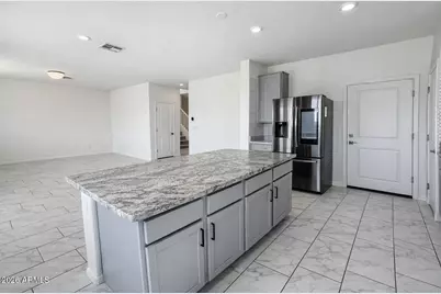2439 W Kowalsky Lane, Phoenix, AZ 85041 - Photo 9
