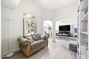 10760 W Louise Dr, Peoria, AZ 85373 - Photo 9
