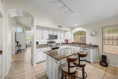 10233 W Daley Lane, Peoria, AZ 85383 - Photo 9