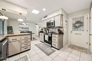 10841 W Hatcher Rd, Sun City, AZ 85351 - Photo 11