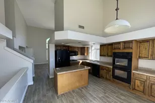 10925 W Kaler Dr, Glendale, AZ 85307 - Photo 7