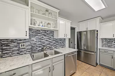 10609 W Daley Lane, Peoria, AZ 85383 - Photo 11
