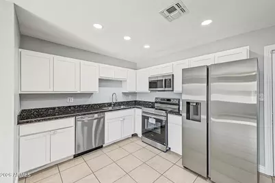1011 N 61st Drive, Phoenix, AZ 85043 - Photo 9