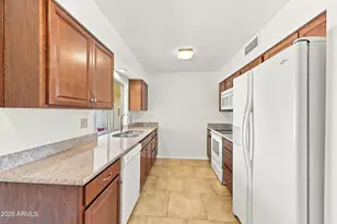 10915 W Santa Fe Dr, Sun City, AZ 85351 - Photo 11