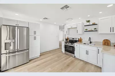 7727 W Weldon Avenue, Phoenix, AZ 85033 - Photo 11